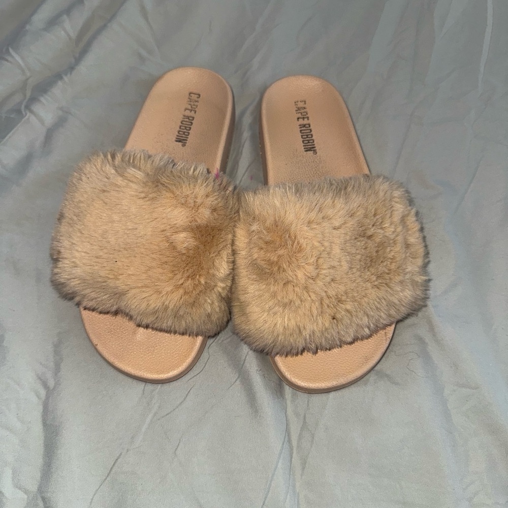 Cape Robbin, tan furry slides, size 8